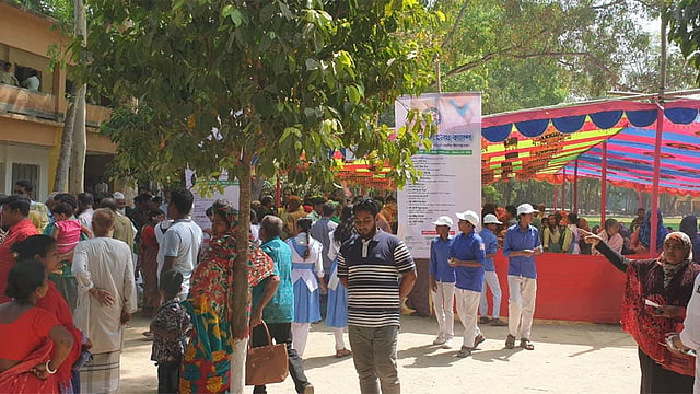 মাগুরার শ্রীপুর উপজেলার হাট দ্বারিয়াপুর সম্মিলনী মাধ্যমিক বিদ্যালয়ে দিনব্যাপী বিনামূল্যে চিকিৎসা শিবির অনুষ্ঠিত হয়। ছবি: সংগৃহীত