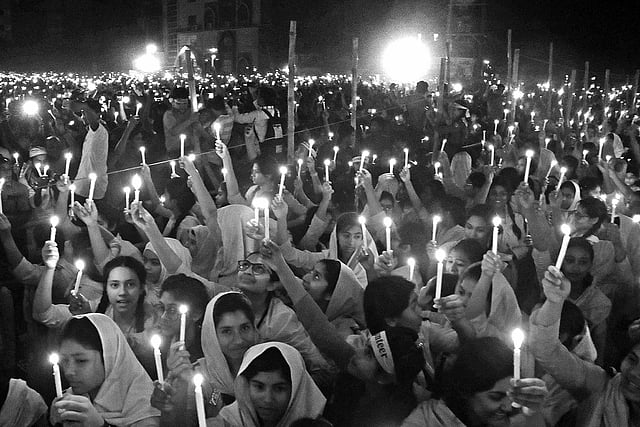 মুক্তিযুদ্ধে শহীদদের আত্মত্যাগের প্রতি বিনম্র শ্রদ্ধা জানাতে জেলা পুলিশ, সম্মিলিত সাংস্কৃতিক জোট এবং জেলা মুক্তিযোদ্ধা কমান্ডের উদ্যোগে মোমবাতি প্রজ্বালন। গতকাল সন্ধ্যায় বগুড়া শহরের আলতাফুন্নেছা মাঠে।  ছবি: প্রথম আলো