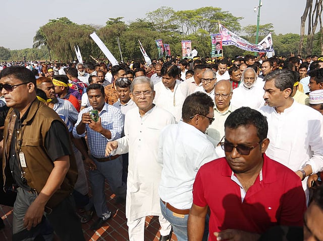 জাতীয় স্মৃতিসৌধে মির্জা ফখরুল ইসলাম আলমগীরসহ বিএনপির নেতারা। ছবি: হাসান রাজা
