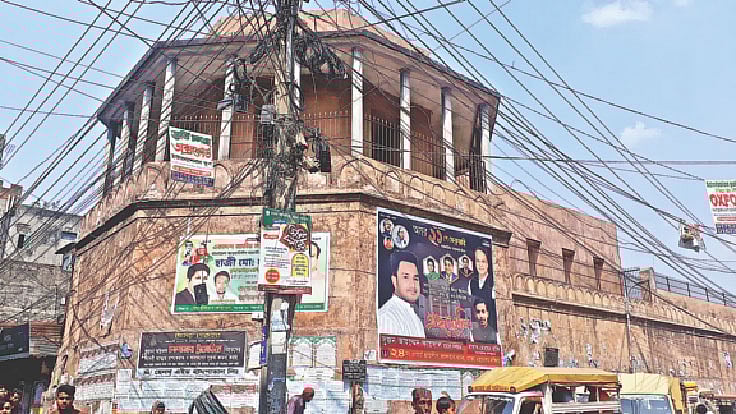 ব্যানার–পোস্টারে ভরে গেছে লালবাগ কেল্লার চারপাশের দেয়াল। সম্প্রতি তোলা ছবি।  প্রথম আলো