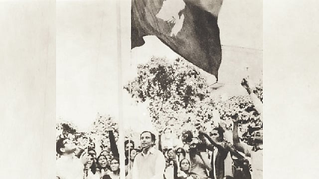 ১৮ এপ্রিল দুপুর সাড়ে ১২টায় কলকাতা দূতাবাসে পতাকা ওড়ানো হচ্ছে। ছবি: সংগৃহীত