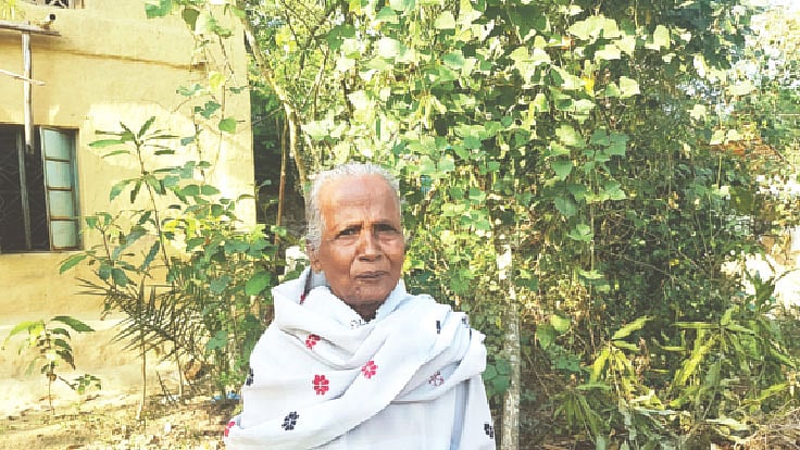 একাত্তরে স্বামীহারা মিনু রাণী দাশ। ৩ মার্চ বিকেলে রাঙ্গুনিয়ার পোমরা মধুরাম তালুকদারপাড়ায়। প্রথম আলো