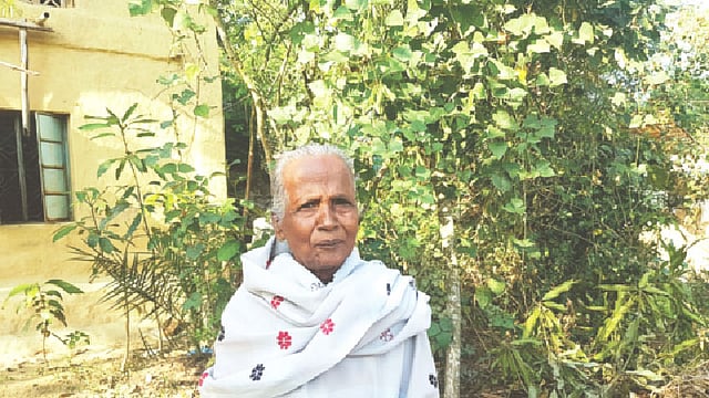 একাত্তরে স্বামীহারা মিনু রাণী দাশ। ৩ মার্চ বিকেলে রাঙ্গুনিয়ার পোমরা মধুরাম তালুকদারপাড়ায়।  প্রথম আলো