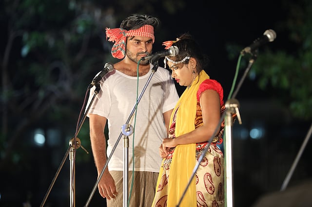 কেন্দ্রীয় শহীদ মিনারে সম্মিলিত সাংস্কৃতিক জোট আয়োজিত তিন দিনের অনুষ্ঠানে মঞ্চ নাটক।