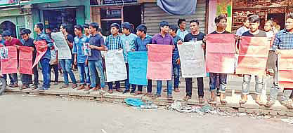 ম্রো তরুণীর সঙ্গে আলীকদম উপজেলা চেয়ারম্যানের অশোভন আচরণের প্রতিবাদে মানববন্ধন। গতকাল আলীকদম প্রেসক্লাবের সামনে।  সংগৃহীত