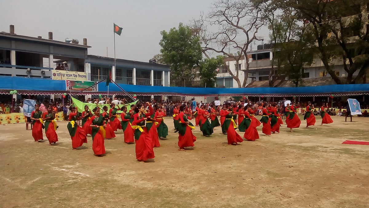 বগুড়ার শাহজাহানপুর উপজেলার মাঝিড়া মডেল উচ্চ বিদ্যালয়ের মাঠে স্বাধীনতা দিবসের অনুষ্ঠানে স্কুলের শিক্ষার্থীদের কসরত প্রদর্শনী। ছবি খোরশেদ আলম