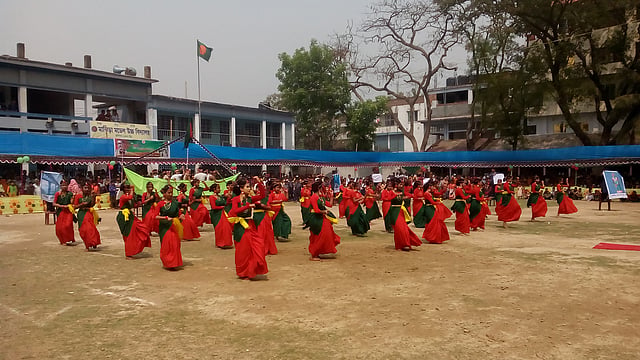 বগুড়ার শাহজাহানপুর উপজেলার মাঝিড়া মডেল উচ্চ বিদ্যালয়ের মাঠে স্বাধীনতা দিবসের অনুষ্ঠানে স্কুলের শিক্ষার্থীদের কসরত প্রদর্শনী। ছবি খোরশেদ আলম