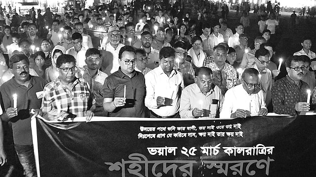 ২৫ মার্চ ভয়াল কালরাত স্মরণে যশোরে হাজার মোমবাতি প্রজ্বালন করা হয়। পরে মোমবাতি হাতে নিয়ে আলোর মিছিল বের করে সম্মিলিত সাংস্কৃতিক জোট যশোর। গতকাল সন্ধ্যায় যশোর টাউন হল ময়দানে।  ছবি: প্রথম আলো