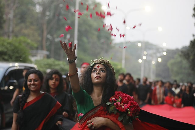 ঢাকা বিশ্ববিদ্যালয় এলাকায় প্রাচ্য নাট্যের লালযাত্রা। একাত্তরে পঁচিশে মার্চ কালরাতে শহীদদের প্রতি শ্রদ্ধা জানাতে এই পদযাত্রার আয়োজন করা হয়।