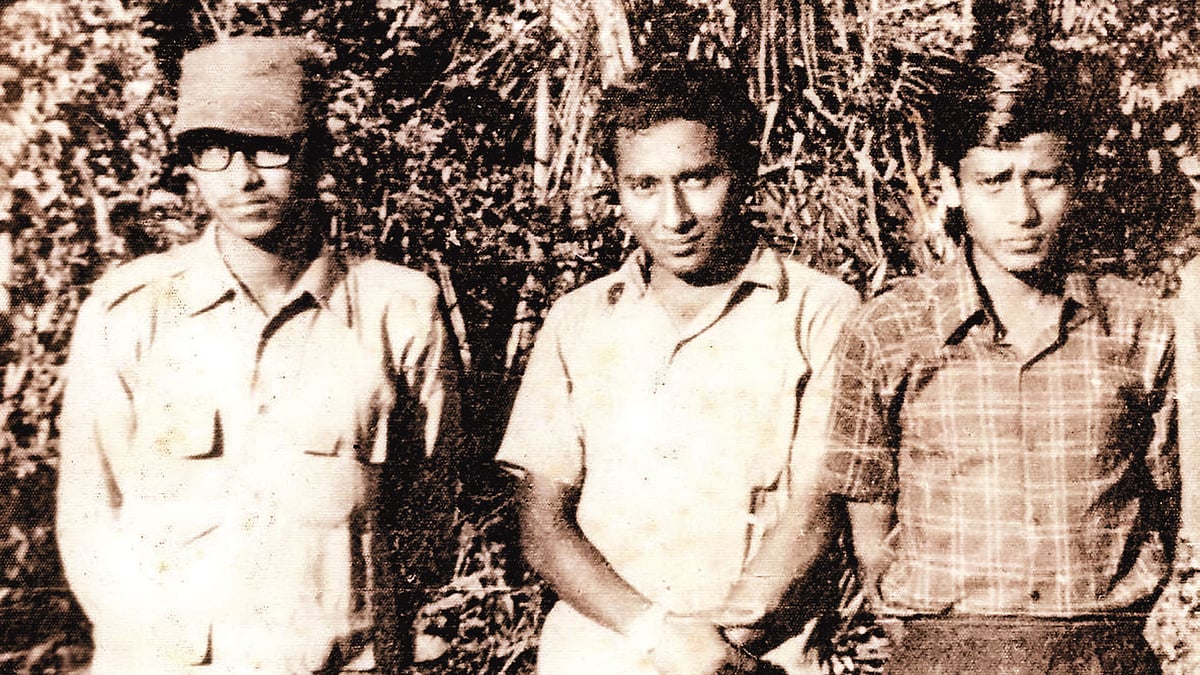 ১৬ ডিসেম্বর ১৯৭১: সবার বাঁয়ে লেখক। ছবি: লেখকের সৌজন্যে