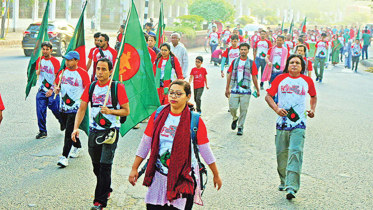 জাতীয় স্মৃতিসৌধ অভিমুখে পদযাত্রা। গতকাল ঢাকা বিশ্ববিদ্যালয় এলাকায়। প্রথম আলো