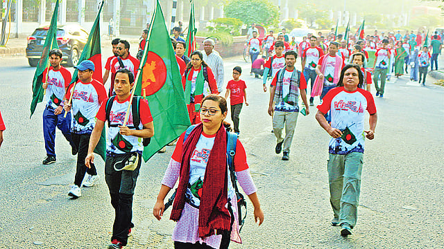 জাতীয় স্মৃতিসৌধ অভিমুখে পদযাত্রা। গতকাল ঢাকা বিশ্ববিদ্যালয় এলাকায়। প্রথম আলো