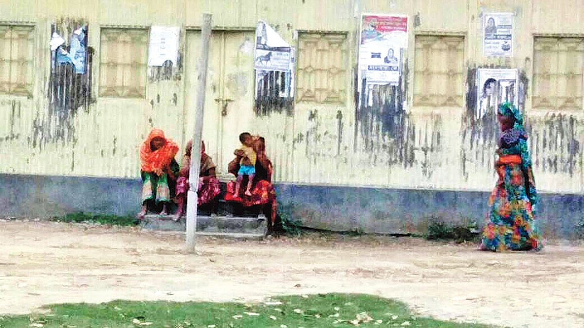 দৌলতপুরের বাচামারা ইউনিয়ন উপস্বাস্থ্যকেন্দ্র তালাবদ্ধ। তবু চিকিৎসকের অপেক্ষায় নারী ও শিশুরা। তবে সেদিন কেন্দ্রটি খোলেনি। ১৮ মার্চ দুপুর ১২টায়। ছবি: প্রথম আলো