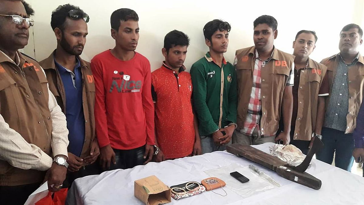 বাগেরহাটে অবসরপ্রাপ্ত সরকারি কর্মকর্তার স্ত্রী হোসনে আরা বেগমকে গলা কেটে হত্যার ঘটনায় জড়িত সন্দেহে তিন তরুণকে গ্রেপ্তার করেছে পুলিশ। ছবি: প্রথম আলো