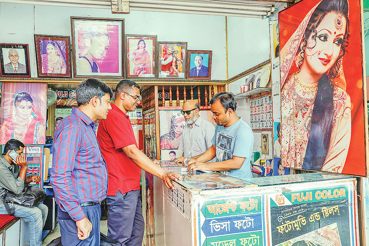 নিউমার্কেটের সবচেয়ে পুরোনো ফটো স্টুডিও ফটো মুভি। বৃহস্পতিবারের ছবি।  সাবিনা ইয়াসমিন