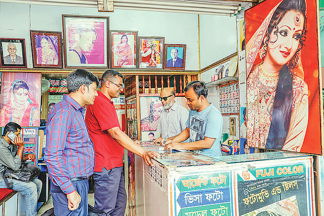 নিউমার্কেটের সবচেয়ে পুরোনো ফটো স্টুডিও ফটো মুভি। বৃহস্পতিবারের ছবি।  সাবিনা ইয়াসমিন