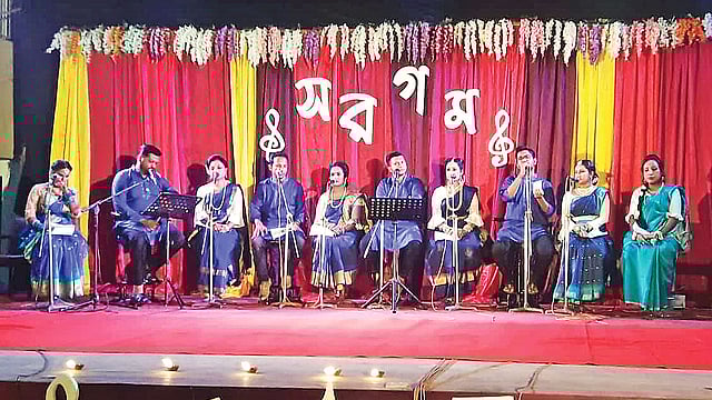 সরগমের অনুষ্ঠানে সমবেত সংগীত পরিবেশনা। মৌলভীবাজার সরকারি উচ্চ বিদ্যালয়ের সাইফুর রহমান অডিটরিয়ামে।  ছবি: প্রথম আলো