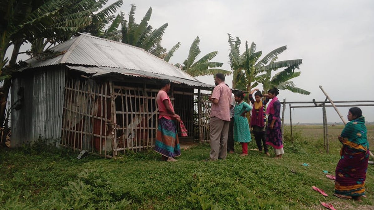 রাজবাড়ীর বালিয়াকান্দি উপজেলার জামালপুর ইউনিয়নের তুলশিবরাট গ্রামে মন্দিরের প্রতিমা ভাঙচুর করা হয়েছে। ছবি: প্রথম আলো