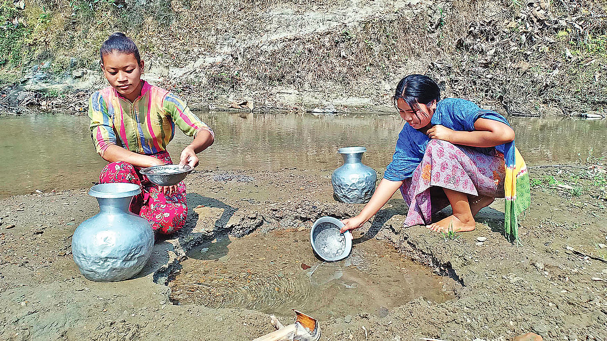 ৪২ পরিবারের ভরসা ছড়ার পাড়ের এই কুয়াটি। সম্প্রতি পানছড়ির লোগাং ইউনিয়নের ফাতেমা নগরের পেরাছড়ায়। প্রথম আলো