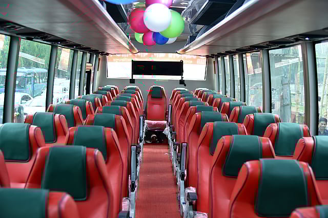 রাজধানীর ধানমন্ডি-নিউমার্কেট-আজিমপুর সড়ক পথে চালু হওয়া শীতাতপ নিয়ন্ত্রিত বাসের ভেতরের চিত্র। কলাবাগান, ঢাকা, ২৭ মার্চ। ছবি: ডিএসসিসির সৌজন্যে