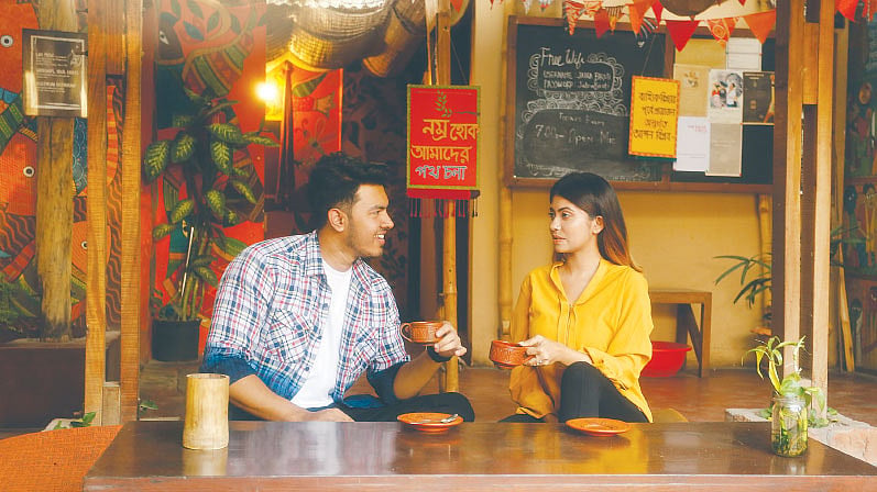 নাগরিক জীবনে জায়গা করে নিয়েছে নানা রকমের ক্যাফে। মডেল: সজীব ও কাব্য, ছবি: সুমন ইউসুফ, কৃতজ্ঞতা: যাত্রা বিরতি