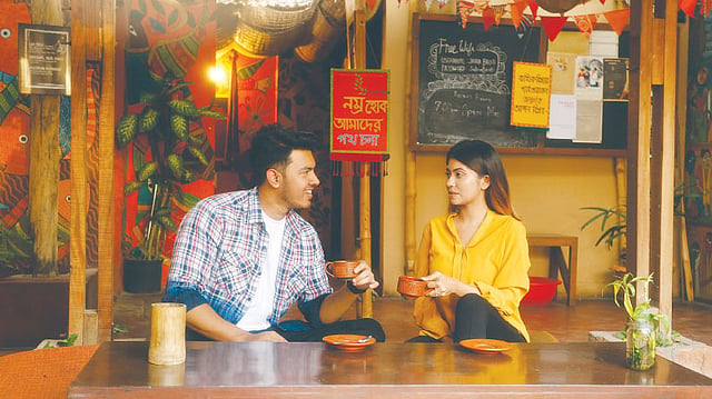 নাগরিক জীবনে জায়গা করে নিয়েছে নানা রকমের ক্যাফে। মডেল: সজীব ও কাব্য, ছবি: সুমন ইউসুফ, কৃতজ্ঞতা: যাত্রা বিরতি