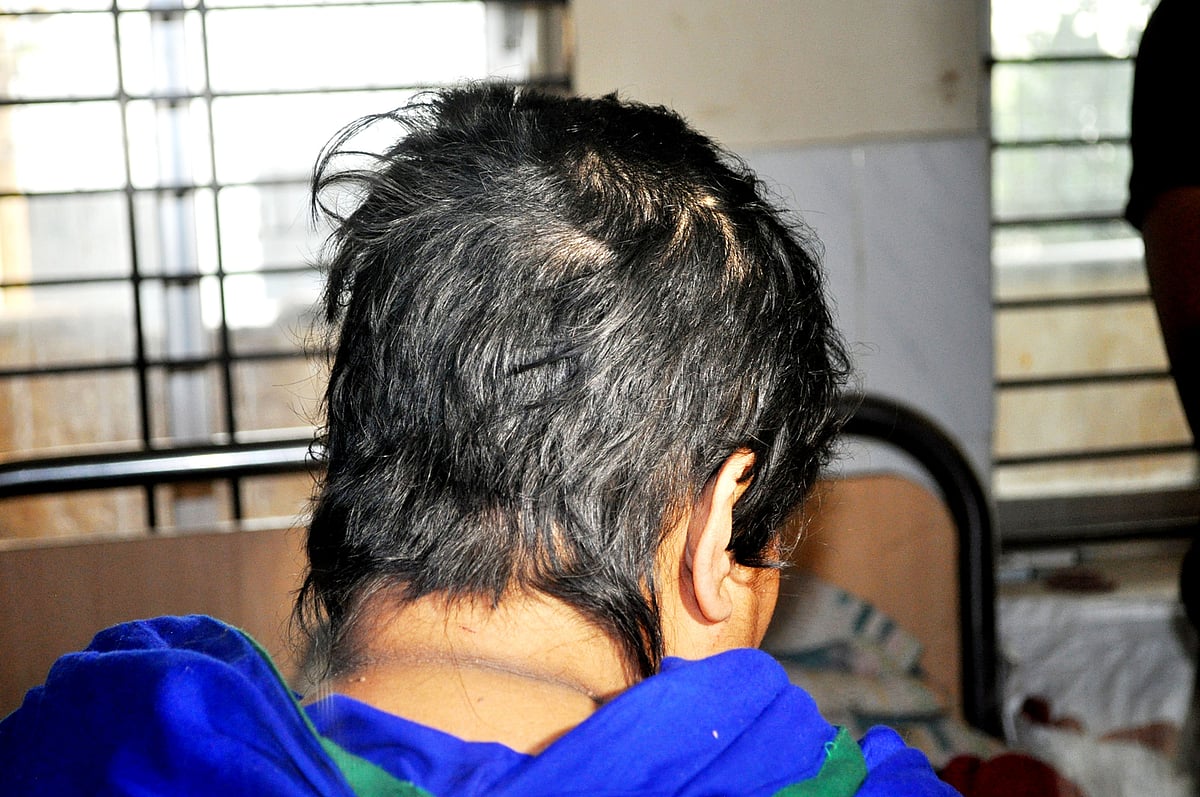 কুষ্টিয়ার ভেড়ামারায় এক গৃহবধূর চুল কেটে গাছে বেঁধে নির্যাতনের অভিযোগ পাওয়া গেছে। ছবি: তৌহিদী হাসান