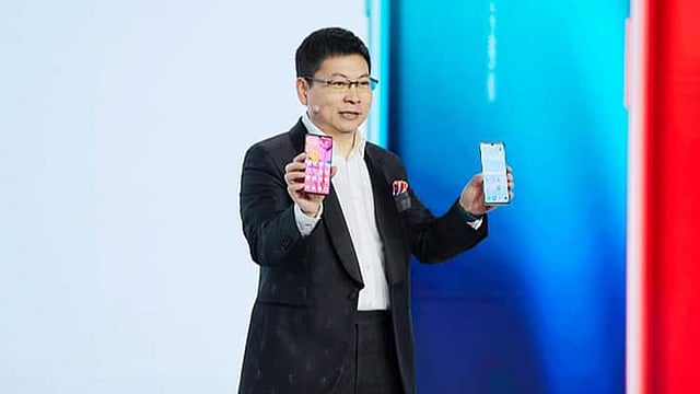 হুয়াওয়ের নতুন স্মার্টফোনের উদ্বোধন। ছবি: এএফপি।