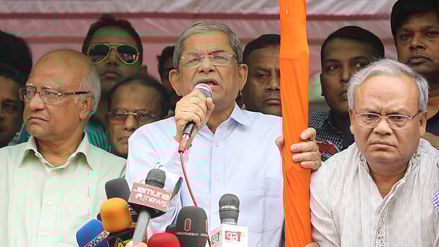 স্বাধীনতা ও জাতীয় দিবস উপলক্ষে শোভাযাত্রার আয়োজন করে বাংলাদেশ জাতীয়তাবাদী দল (বিএনপি)। শোভাযাত্রা আগে কথা বলেন দলের মহাসচিব মির্জা ফখরুল ইসলাম আলমগীর। নয়াপল্টন, ঢাকা, ২৭ মার্চ। ছবি: আবদুস সালাম