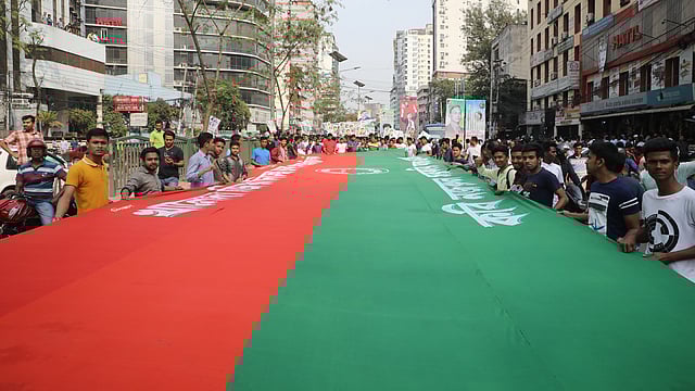 স্বাধীনতা ও জাতীয় দিবস উপলক্ষে রাজধানীতে শোভাযাত্রা বের করে বাংলাদেশ জাতীয়তাবাদী দল (বিএনপি)। শোভাযাত্রায় বিশাল আকৃতির দলীয় পতাকা নিয়ে নেতা-কর্মীরা। বিজয় নগর, ঢাকা, ২৭ মার্চ। ছবি: আবদুস সালাম
