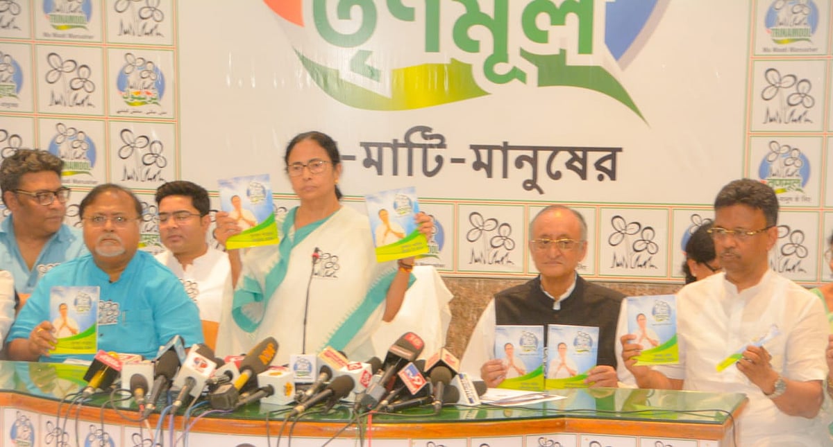 লোকসভার নির্বাচনে দলের ইশতেহার প্রকাশ করেন তৃণমূল নেত্রী ও রাজ্যের মুখ্যমন্ত্রী মমতা বন্দ্যোপাধ্যায়। ছবি: ভাস্কর মুখার্জি