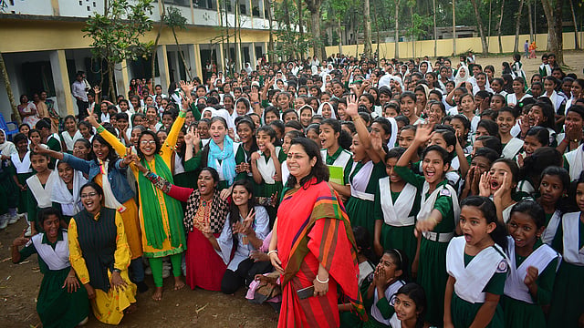 দুটি স্কুটিতে চারজন নারী বেরিয়েছেন দেশ ভ্রমণে। দেশের বিভিন্ন জেলায় গিয়ে অন্তত একটি স্কুলের ছাত্রীদের তাঁরা হাতে–কলমে শেখাচ্ছেন যে ভয় না পেয়ে কীভাবে সাহসের সঙ্গে প্রতিকূল পরিস্থিতি মোকাবিলা করতে হয়। শ্রীমঙ্গল, মৌলভীবাজার, ২৭ মার্চ। ছবি: শিমুল তরফদার