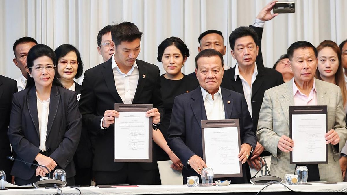 থাইল্যান্ডের সামরিক সরকারবিরোধী সাত বিরোধী দলের প্রতিনিধিরা নতুন জোটের ঘোষণা দেয়। ছবি: রয়টার্স