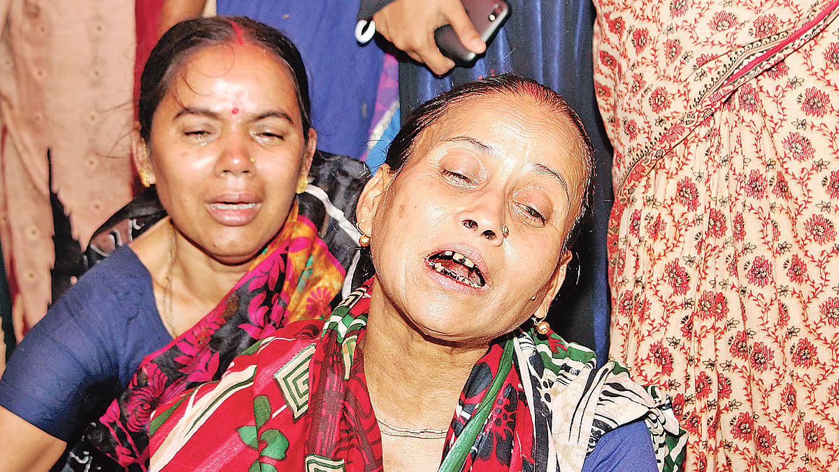 মেয়ে রিয়া রানী সাহাকে হারিয়ে বিলাপ করছেন মা জয় জয়ন্তী রানী সাহা। গতকাল দুপুরে সদর দক্ষিণের দুর্গাপুর গ্রামে। প্রথম আলো