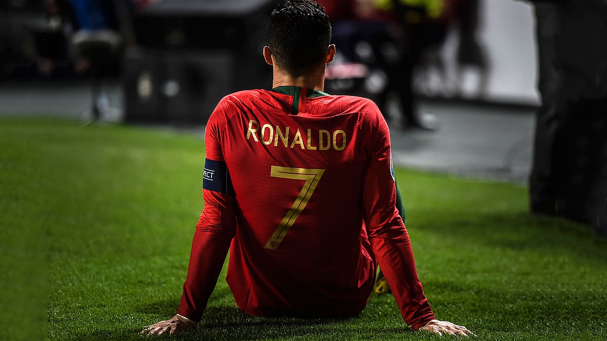 পর্তুগালের হয়ে খেলতে গিয়ে চোট পেয়েছেন রোনালদো। ছবি: এএফপি