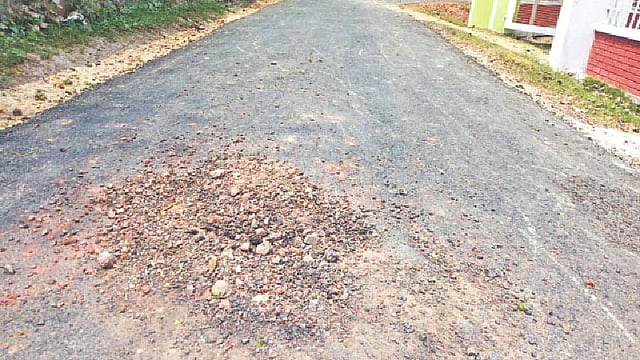 মোজাম্মেল হক সরকারি প্রাথমিক বিদ্যালয়ের সামনে কার্পেটিং উঠে যাওয়া সড়কে গত মঙ্গলবার।  ছবি: প্রথম আলো