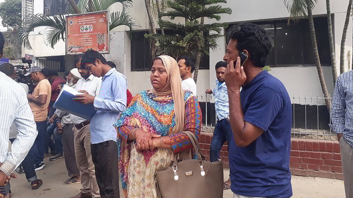 ঢাকা মেডিকেলের সামনে দাঁড়িয়ে আছেন স্বজনেরা। ছবি: সুহাদা আফরিন