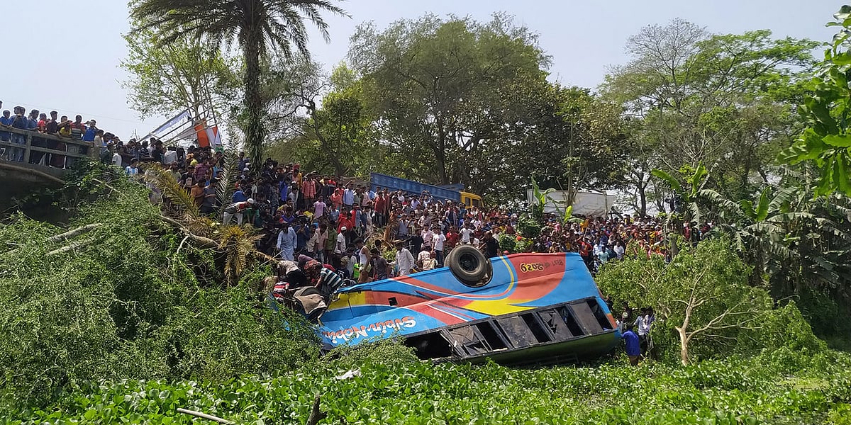 মাদারীপুরে বাস খাদে পড়ে সাতজন নিহত হয়েছেন। কলাবাড়ি, মাদারীপুর, ২৮ মার্চ। ছবি: অজয় কুন্ডু