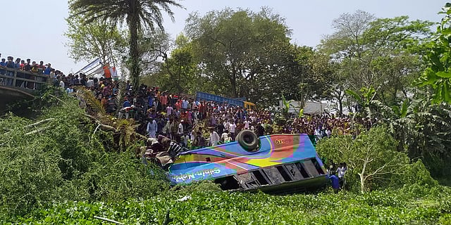 মাদারীপুরে বাস খাদে পড়ে সাতজন নিহত হয়েছেন। কলাবাড়ি, মাদারীপুর, ২৮ মার্চ। ছবি: অজয় কুন্ডু