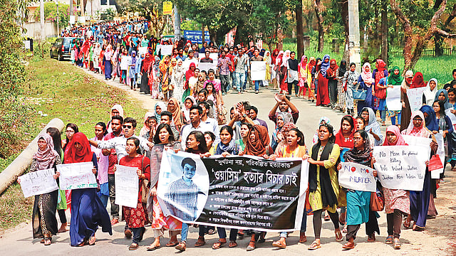 হাতে হাতে ব্যানার-ফেস্টুন। মুখে মুখে স্লোগান। দাবি নিরাপদ সড়ক আর বাস থেকে ফেলে শিক্ষার্থী ঘোরি মো. ওয়াসিম ‘হত্যা’র দ্রুত বিচার। গতকাল দুপুর ১২টার দিকে সিলেট কৃষি বিশ্ববিদ্যালয় এলাকায়। এই বিক্ষোভ মিছিলের পর শিক্ষার্থীরা সড়ক অবরোধ করেন।  ছবি: আনিস মাহমুদ
