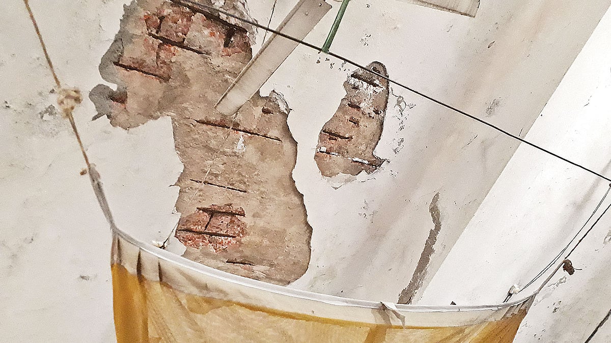 ঈশ্বরদী ফায়ার সার্ভিস ও সিভিল ডিফেন্স স্টেশন ভবনের কক্ষগুলোর ছাদ ও দেয়ালের পলেস্তারা খসে পড়েছে। ছবি: প্রথম আলো