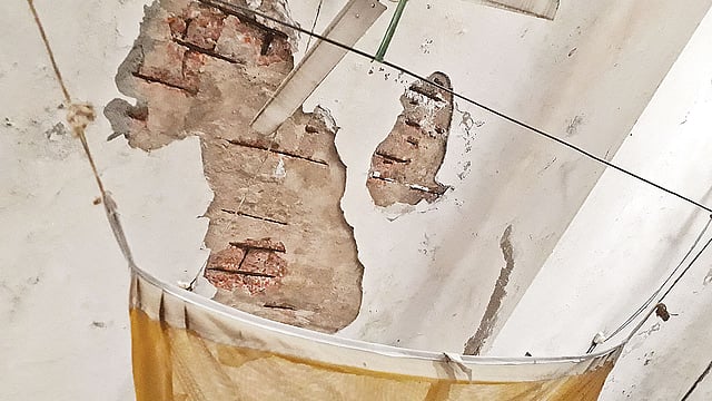 ঈশ্বরদী ফায়ার সার্ভিস ও সিভিল ডিফেন্স স্টেশন ভবনের কক্ষগুলোর ছাদ ও দেয়ালের পলেস্তারা খসে পড়েছে।  ছবি: প্রথম আলো