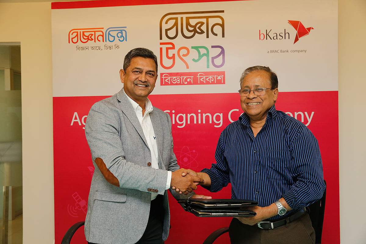 নিজ নিজ প্রতিষ্ঠানের পক্ষে চুক্তি স্বাক্ষর করেন শেখ মো. মনিরুল ইসলাম (বাঁয়ে) ও আব্দুল কাইয়ুম। ঢাকা, ২৮ মার্চ। ছবি: প্রথম আলো