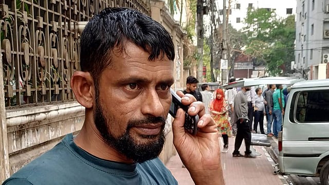 এফ আর টাওয়ারের নিরাপত্তাকর্মী জাহাঙ্গীর আলম। তিনি ভবনের ২২ তলায় ছিলেন। তাঁদের থাকার জায়গা সেখানে। ছবি: প্রথম আলো