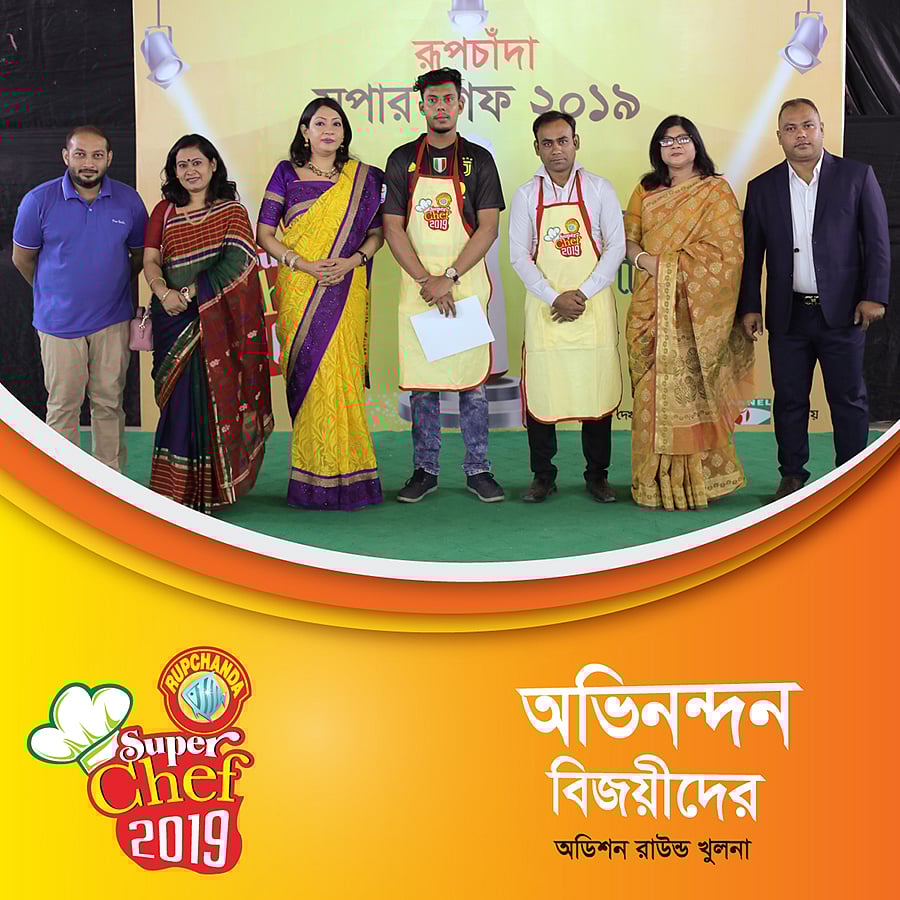 খুলনায় শুরু হওয়া ‘রূপচাঁদা সুপার শেফ ২০১৯’ প্রতিযোগিতার বিচারকদের সঙ্গে অ্যাপ্রোন পাওয়া দুজন। ছবি: সংগৃহীত
