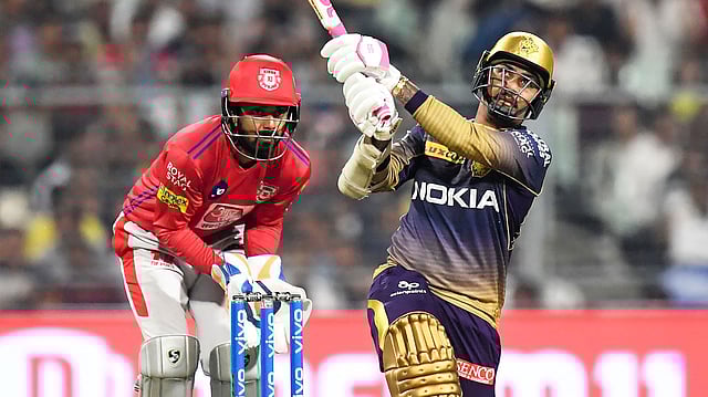 সুনীল নারাইনের ওপর এখন স্পিন বোলিং ছাড়াও দায়িত্ব থাকে স্পিনারদের সীমানাছাড়া করার। ছবি : এএফপি