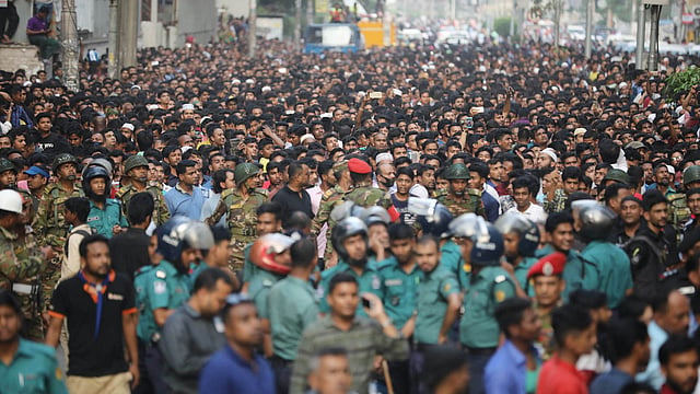 কামাল আতাতুর্ক অ্যাভিনিউয়ে উৎসুক জনতার ভিড়।