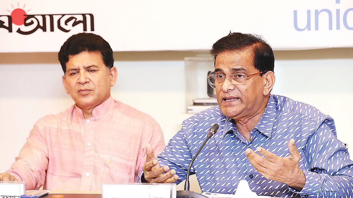 গোলটেবিল বৈঠকে বক্তব্য দেন পরিকল্পনা কমিশনের সিনিয়র সচিব শামসুল আলম। পাশে সাবেক তত্ত্বাবধায়ক সরকারের উপদেষ্টা হোসেন জিল্লুর রহমান। ছবি: প্রথম আলো