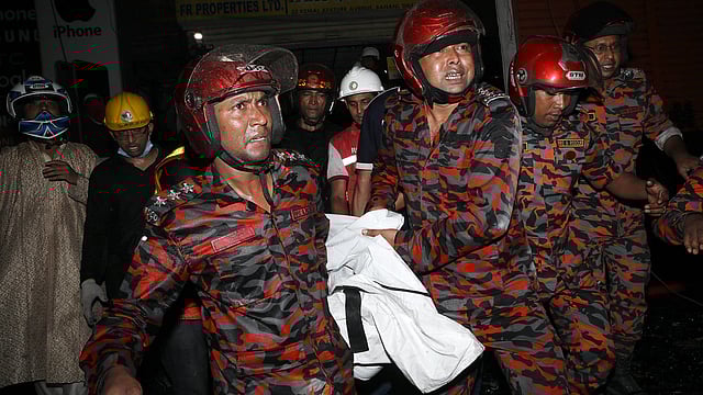 বনানীর বহুতল এফআর টাওয়ারে আগুন লাগার সূত্রপাত হয় দুপুর ১২টার দিকে। আগুন নিয়ন্ত্রণে এনে উদ্ধারকর্মীরা যখন ভেতরে গেলেন, তখনই বের হতে থাকে একের পর এক লাশ। ছবি: আবদুস সালাম