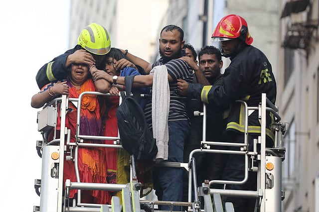 উদ্ধার হওয়া ব্যক্তিদের সান্ত্বনা দিচ্ছেন ফায়ার সার্ভিসের কর্মীরা।